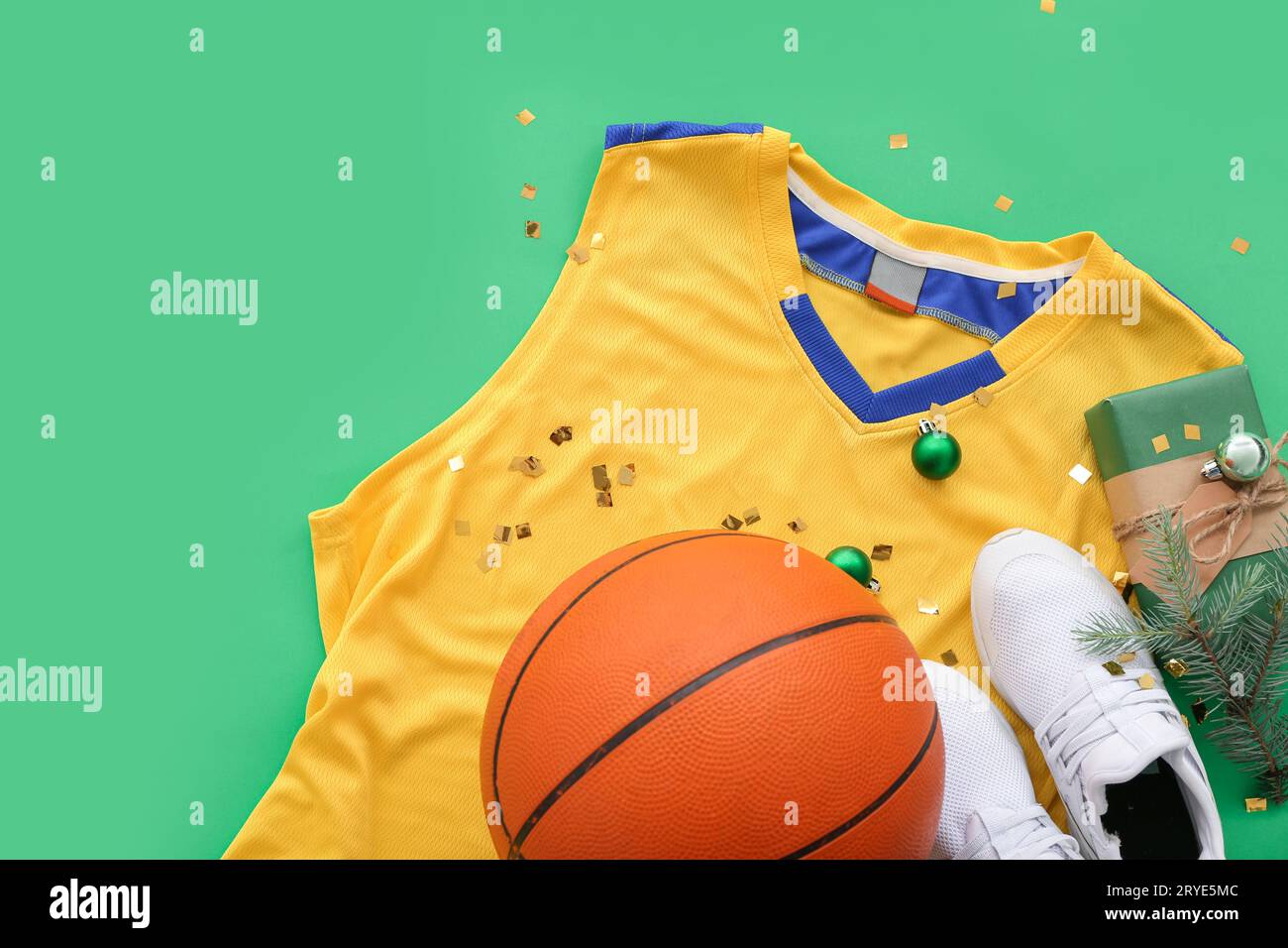 Uniforme de basket-ball avec décor de Noël et cadeau sur fond vert Banque D'Images