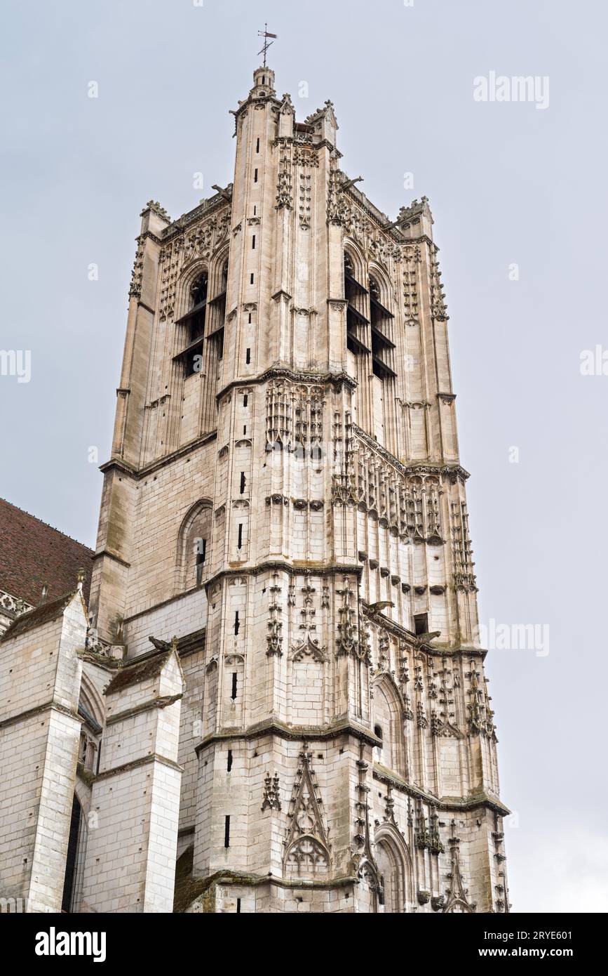 monument saint etienne cathédrale clocher d'architecture gothique à auxerre france Banque D'Images