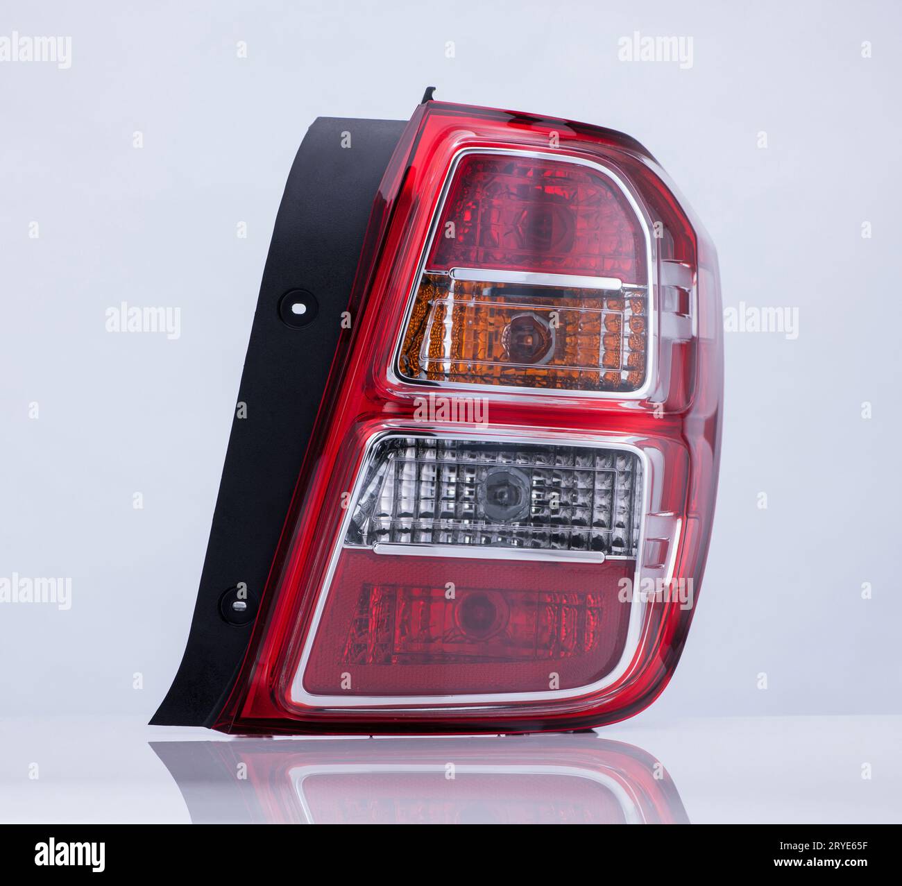 Un phare de voiture sur fond blanc avec réflexion Banque D'Images