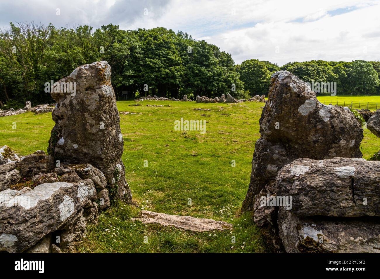 Entrée en pierre dans les vestiges de DIN Lligwy, ou ancien village de DIN Llugwy, près de Moelfre, Anglesey, pays de Galles du Nord, Royaume-Uni, paysage Banque D'Images