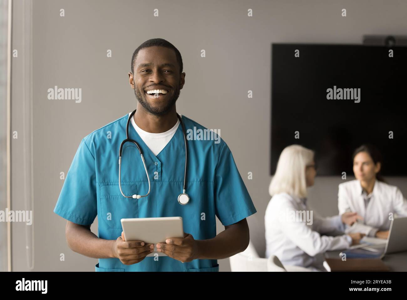 Joyeux beau portrait professionnel de médecin afro-américain Banque D'Images