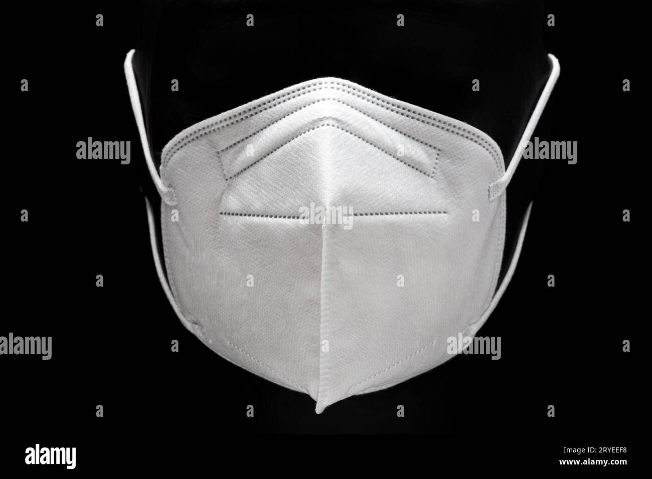 Masque facial KN95 ou FFP2 isolé sur fond blanc Banque D'Images