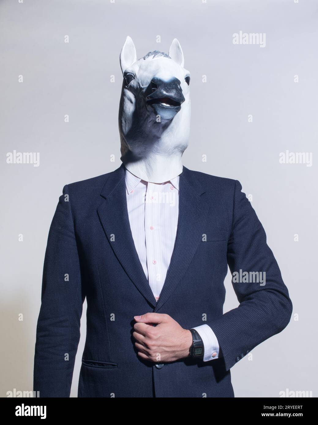 Homme avec un masque de cheval sur un fond clair Banque D'Images