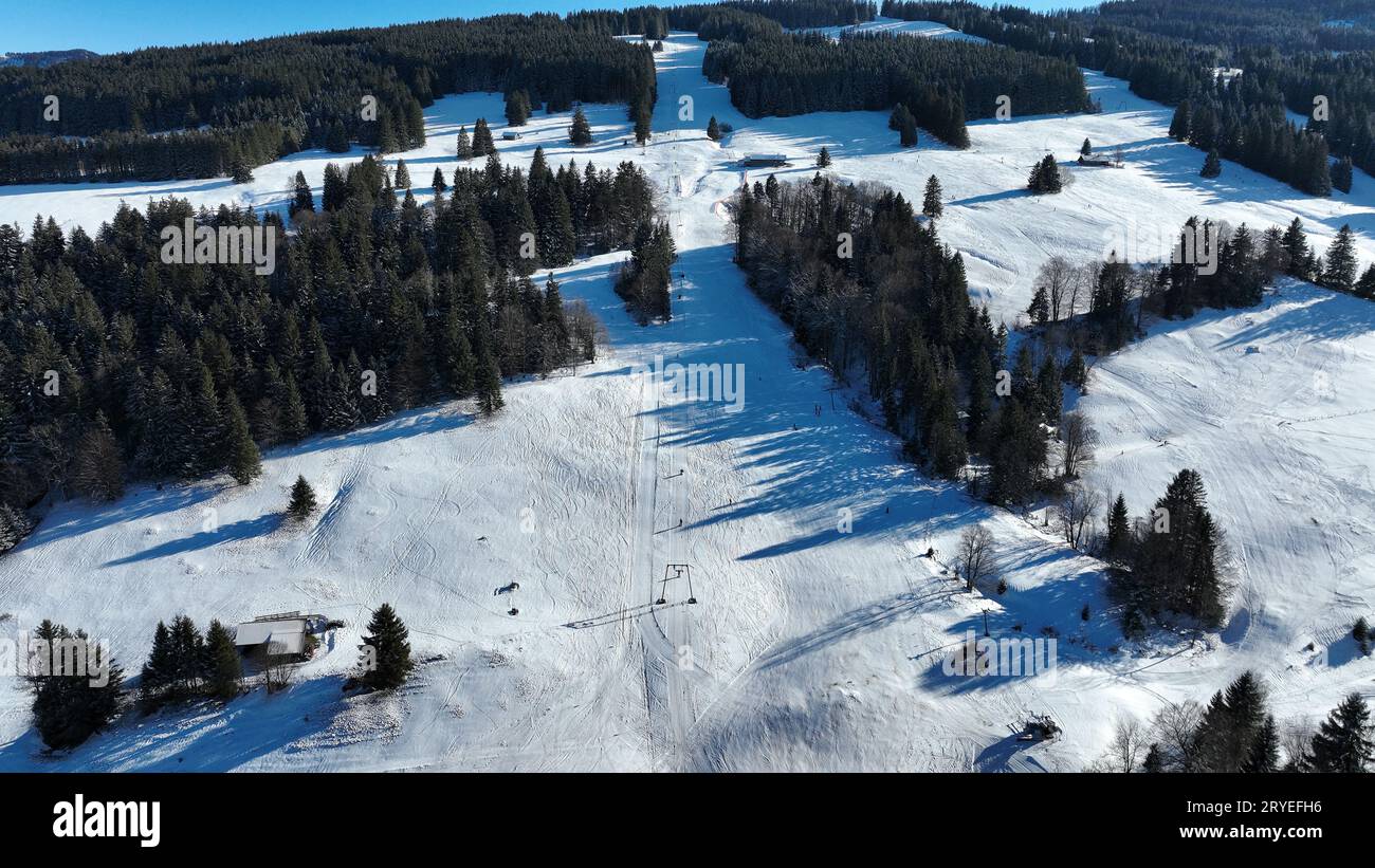 Prise de vue aérienne avec un drone d'un téléski en Bavière. Ski en hiver Banque D'Images