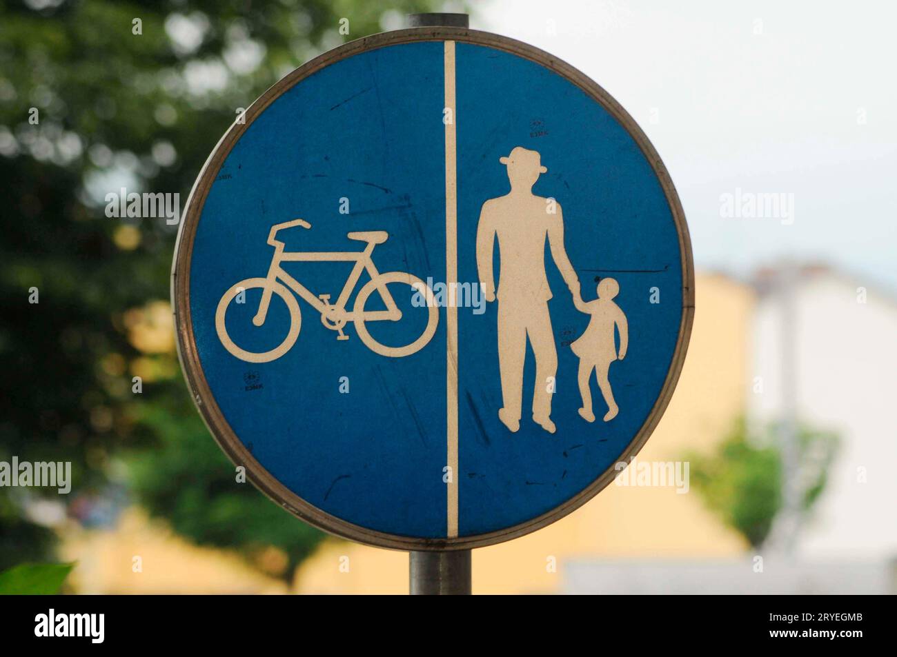 Panneau commun pour piétons et pistes cyclables Banque D'Images