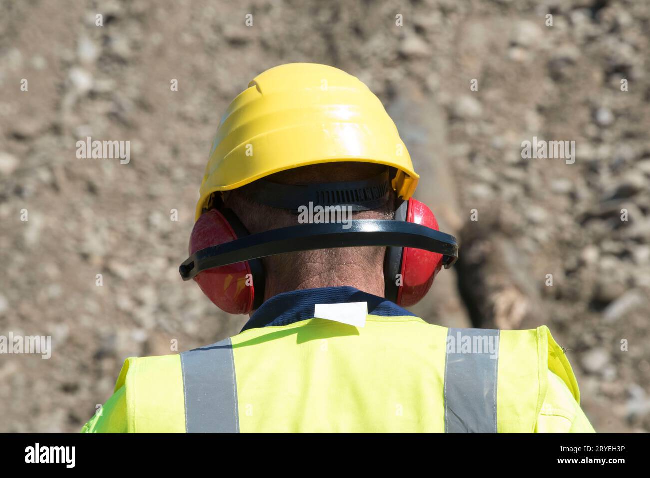 Travailleur portant un casque et une protection auditive Banque D'Images