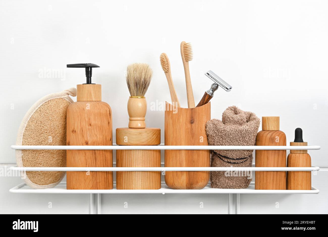 Bouteilles en bois de produits cosmétiques de beauté dans le bain Banque D'Images