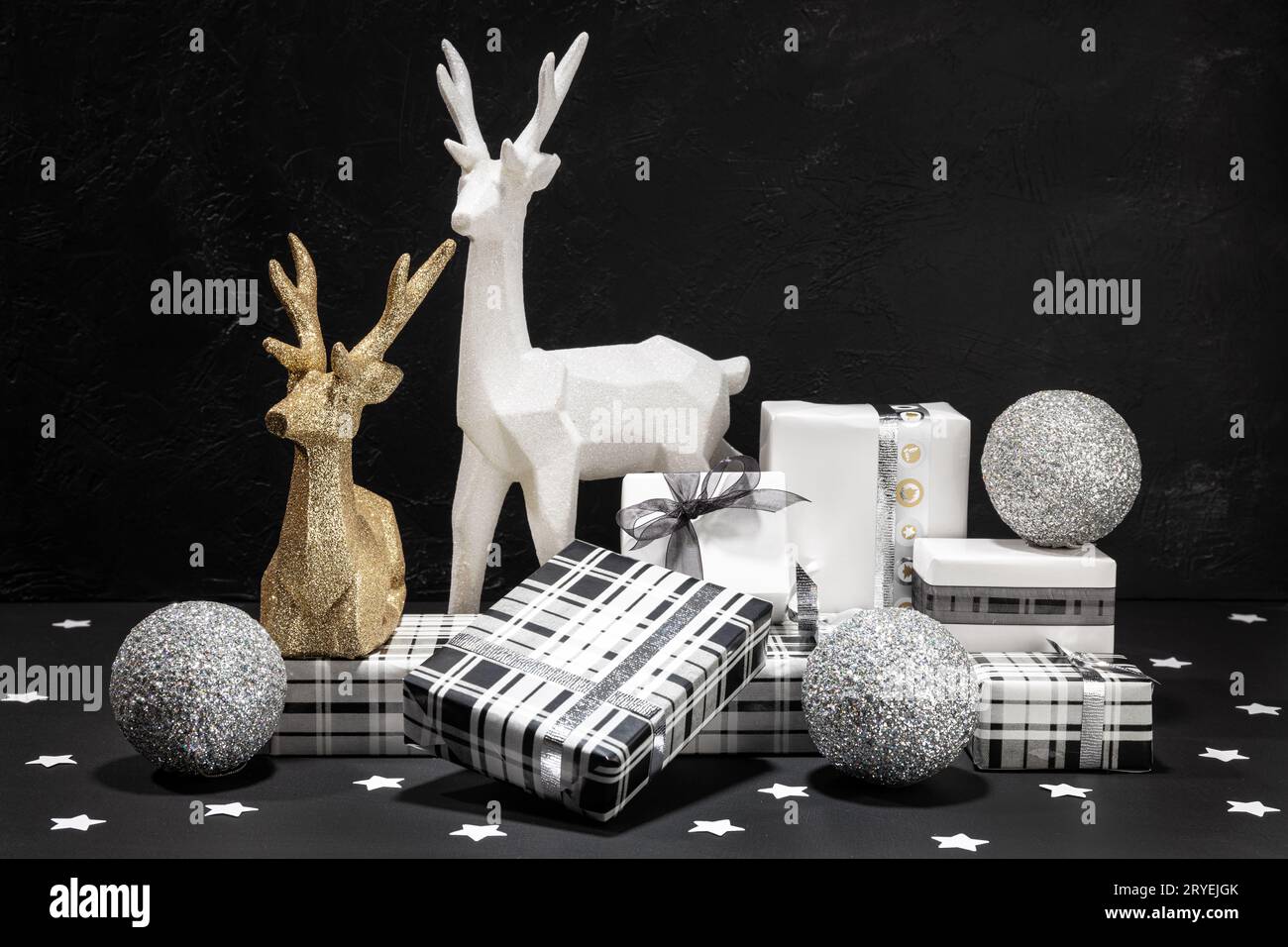 Décoration de Noël et groupe de boîte-cadeau sur fond noir Banque D'Images Décoration de Noël et groupe de boîte-cadeau sur fond noir Banque D'Images