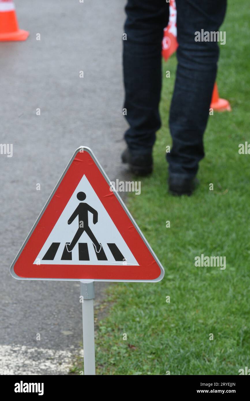 Panneau routier de passage piétonnier sur la rue Banque D'Images