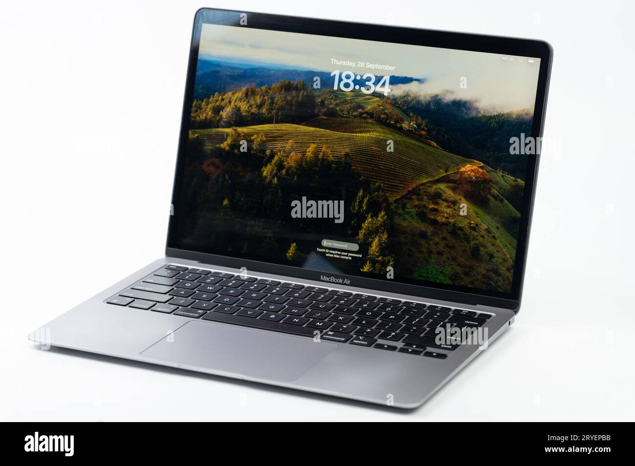 New York, États-Unis - 28 septembre 2023 : nouvel écran de démarrage MacOS Sonoma sur le support d'ordinateur portable MacBook Air sur fond de studio blanc Banque D'Images