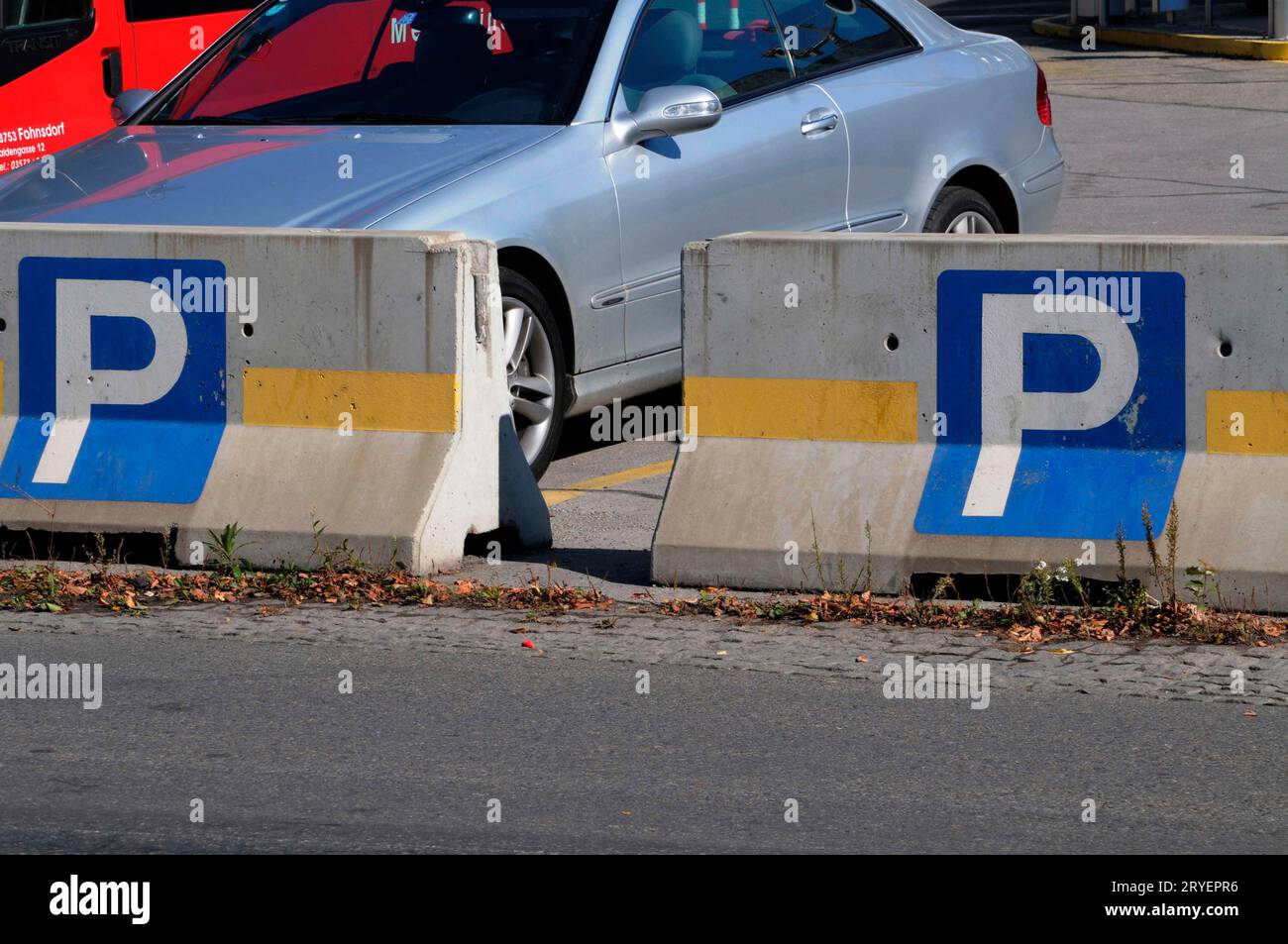 Panneau de stationnement bleu et blanc Banque D'Images