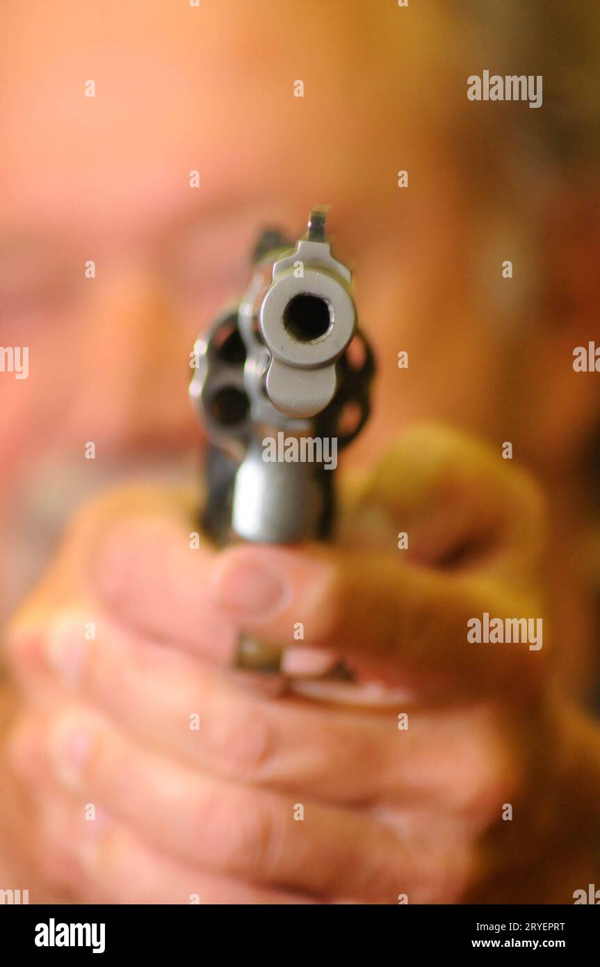 Homme armé braquer une arme Banque D'Images