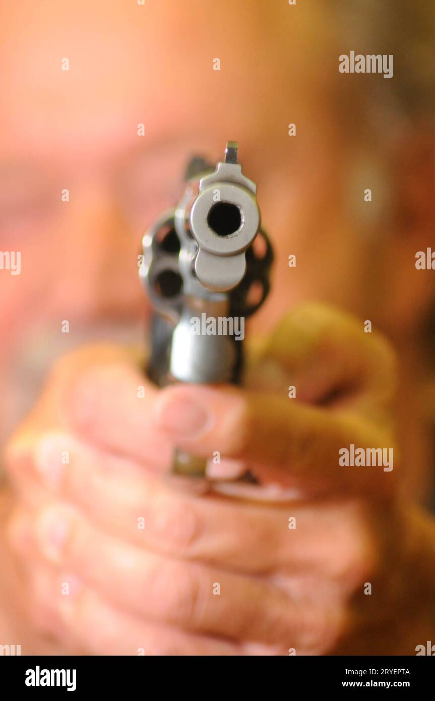Homme armé braquer une arme Banque D'Images