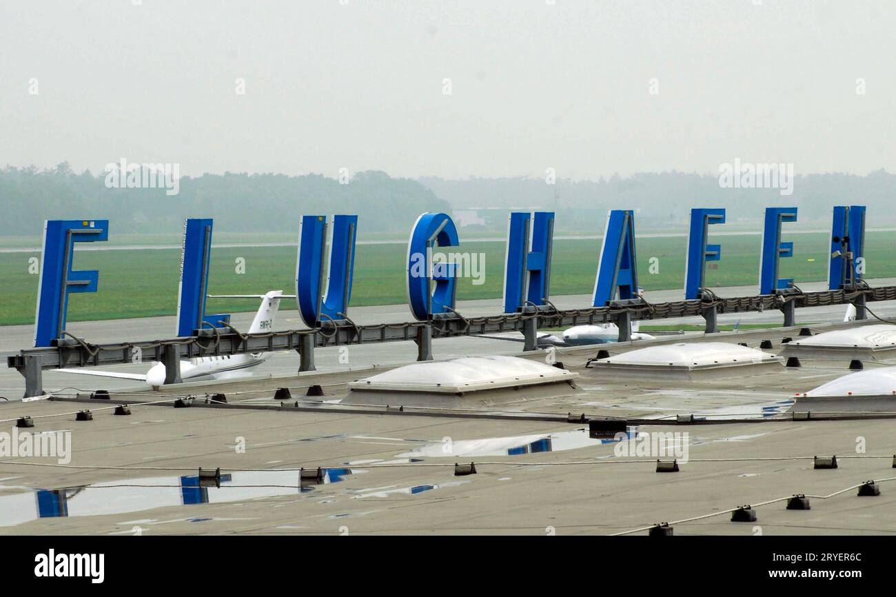 Panneau Flughafen (aéroport) sur la piste Banque D'Images