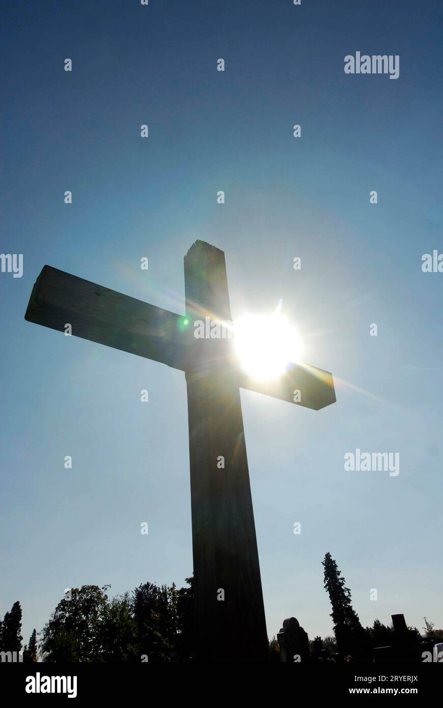 Croix chrétienne, crucifix, ciel bleu et soleil Banque D'Images