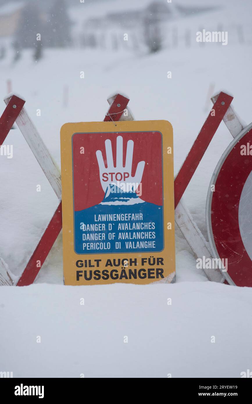 Panneau d'avertissement danger d'avalanches Banque D'Images