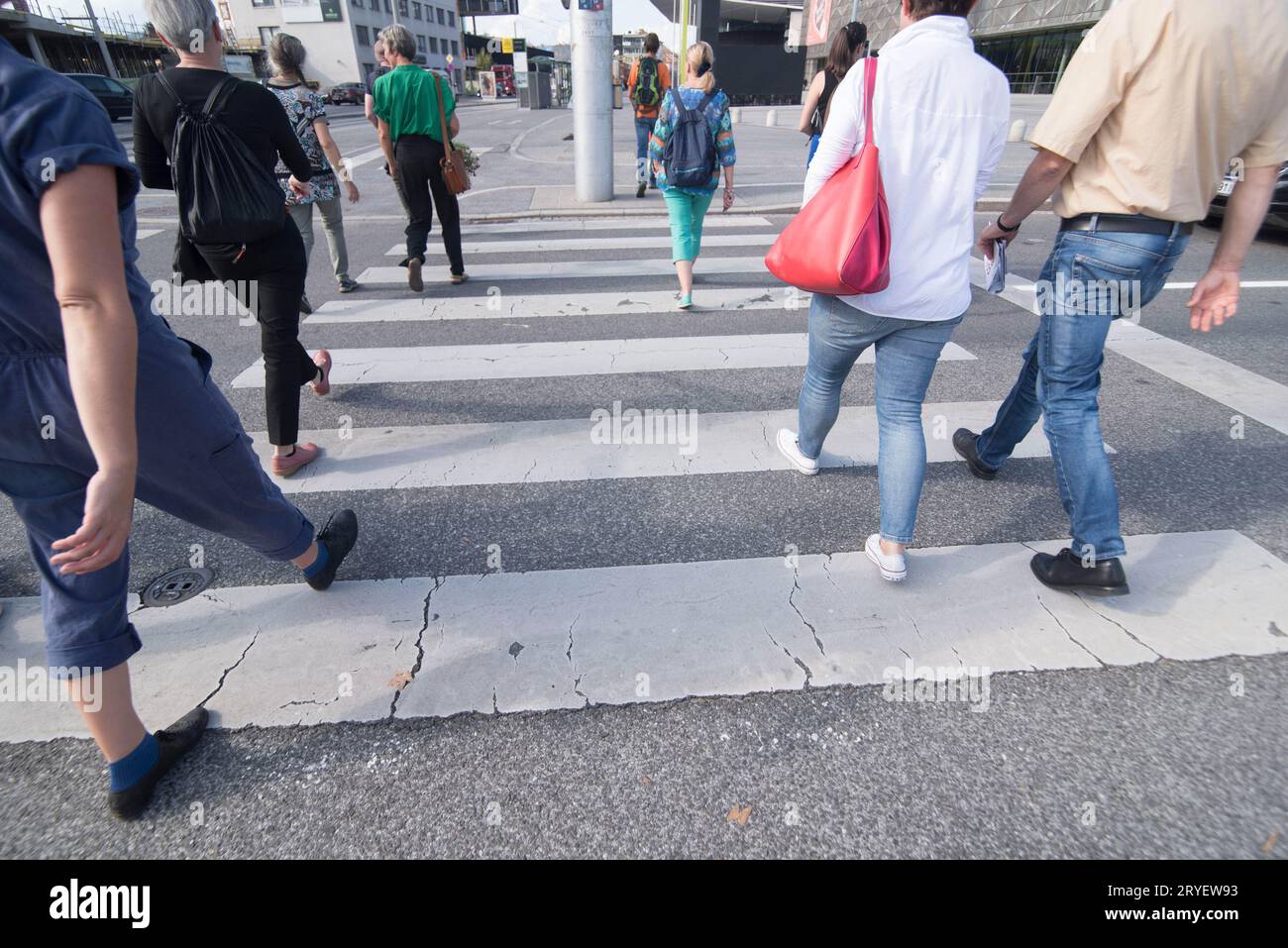 Piétons sur le passage à pied dans la rue Banque D'Images