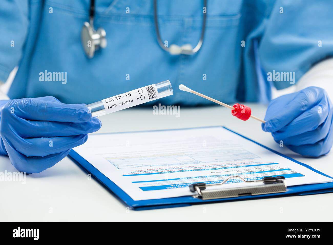 Médecin généraliste tenant un kit de prélèvement d'échantillons par écouvillon Banque D'Images