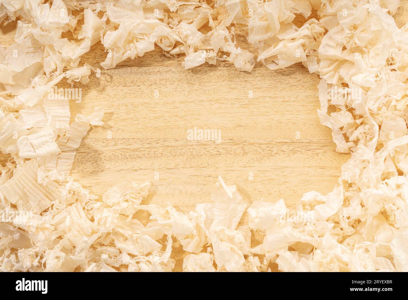 Menuiserie ou fond de travail du bois avec espace de copie. Cadre de bordure de copeaux de bois sur la table en bois Banque D'Images Menuiserie ou fond de travail du bois avec espace de copie. Cadre de bordure de copeaux de bois sur la table en bois Banque D'Images