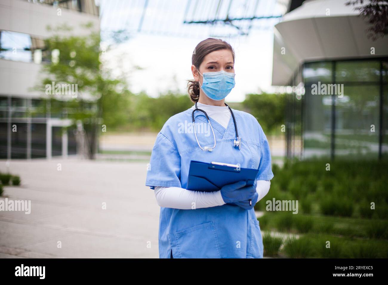Jeune femme médecin spécialiste du SGE devant les soins de santé Centre de soins intensifs Banque D'Images