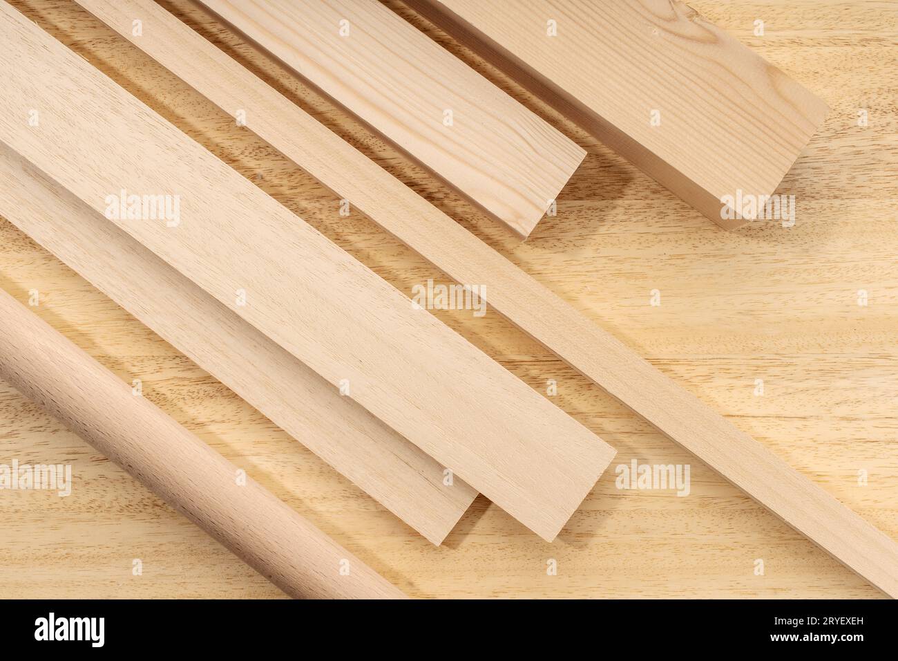 Fond de matériau en bois. Groupe de planches de bois assorties, carrés, draps sur table. Vue de dessus Banque D'Images