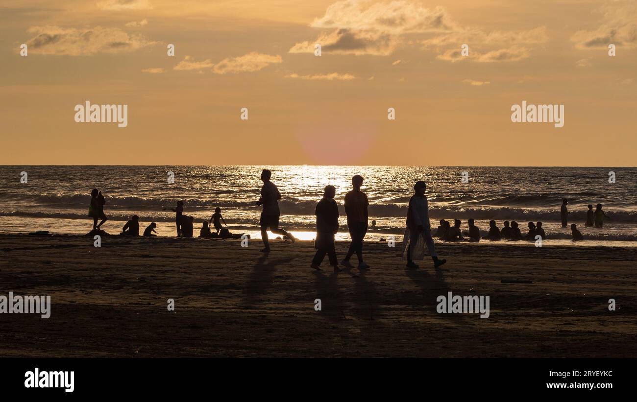 Kota Kinabalu, Sabah, Malaisie- 20 novembre 2021 : visiteur non identifié profitant d'une plage belle et propre au coucher du soleil Banque D'Images