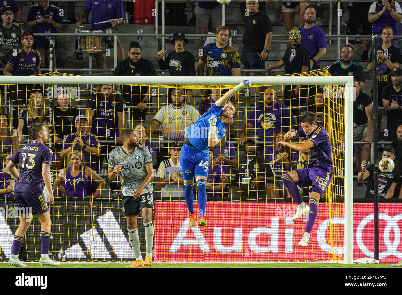 Orlando, Floride, États-Unis, 30 septembre 2023, le gardien de but des CF Montréal Jonathan Sirois #40 frappe le ballon durant la première mi-temps au Stade Exploria. (Crédit photo : Marty Jean-Louis/Alamy Live News Banque D'Images