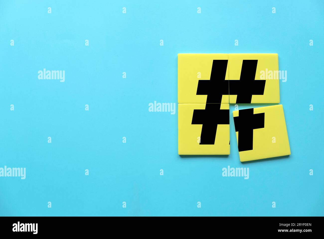 Concept de hashtag, post viral via le réseau web, les médias sociaux ou blog. Tag pour le marketing et la tendance. Icône de hashtag sur un puzzle carré jaune. Copier Banque D'Images