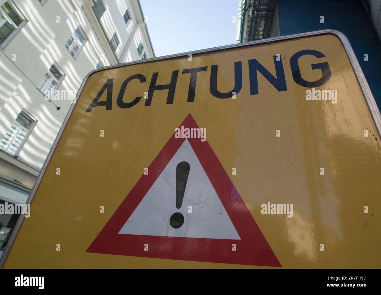 Attention, signalisation routière Banque D'Images