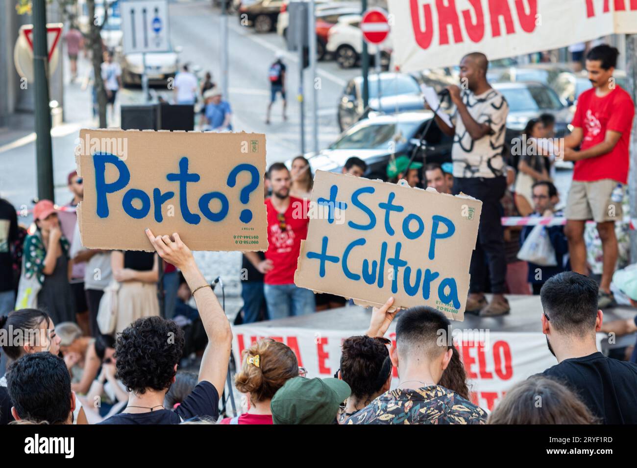 Porto, Portugal. 30 septembre 2023. Les manifestants brandissent des pancartes exprimant leur opinion pendant la manifestation. La manifestation "des maisons à vivre" a eu lieu à Porto, a commencé sur la place Batalha et s'est terminée à Aliados, devant la mairie. Crédit : SOPA Images Limited/Alamy Live News Banque D'Images