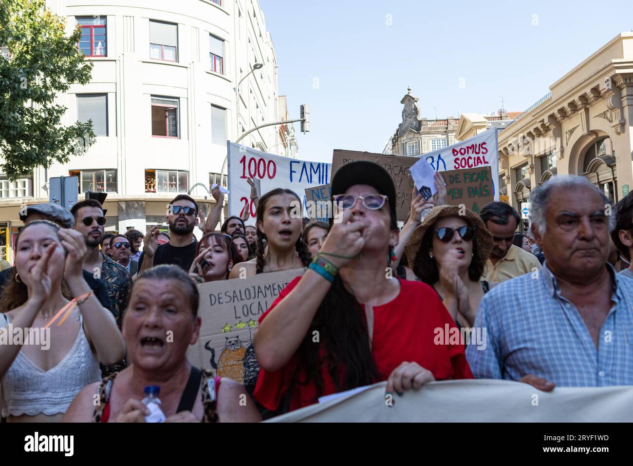 Porto, Portugal. 30 septembre 2023. Les manifestants chantent des slogans pendant la manifestation. La manifestation "des maisons à vivre" a eu lieu à Porto, a commencé sur la place Batalha et s'est terminée à Aliados, devant la mairie. Crédit : SOPA Images Limited/Alamy Live News Banque D'Images