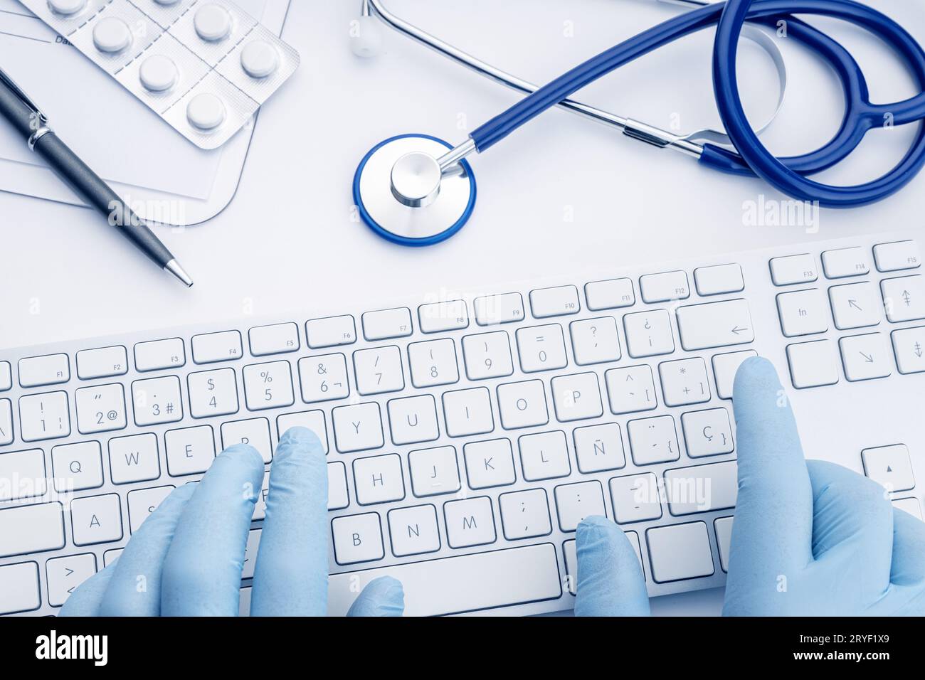Les mains du médecin dans des gants tapant sur le clavier de l'ordinateur. Contexte conceptuel de la télémédecine ou de la technologie médicale. Vue de dessus Banque D'Images Les mains du médecin dans des gants tapant sur le clavier de l'ordinateur. Contexte conceptuel de la télémédecine ou de la technologie médicale. Vue de dessus Banque D'Images