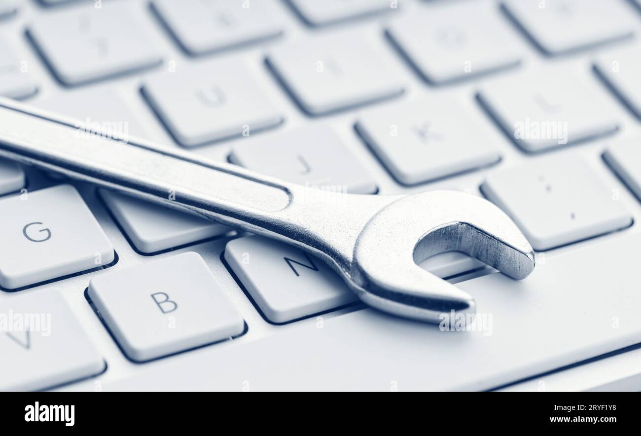 Contexte du concept de réparation, de service ou de maintenance informatique. Clé sur clavier d'ordinateur Banque D'Images Contexte du concept de réparation, de service ou de maintenance informatique. Clé sur clavier d'ordinateur Banque D'Images