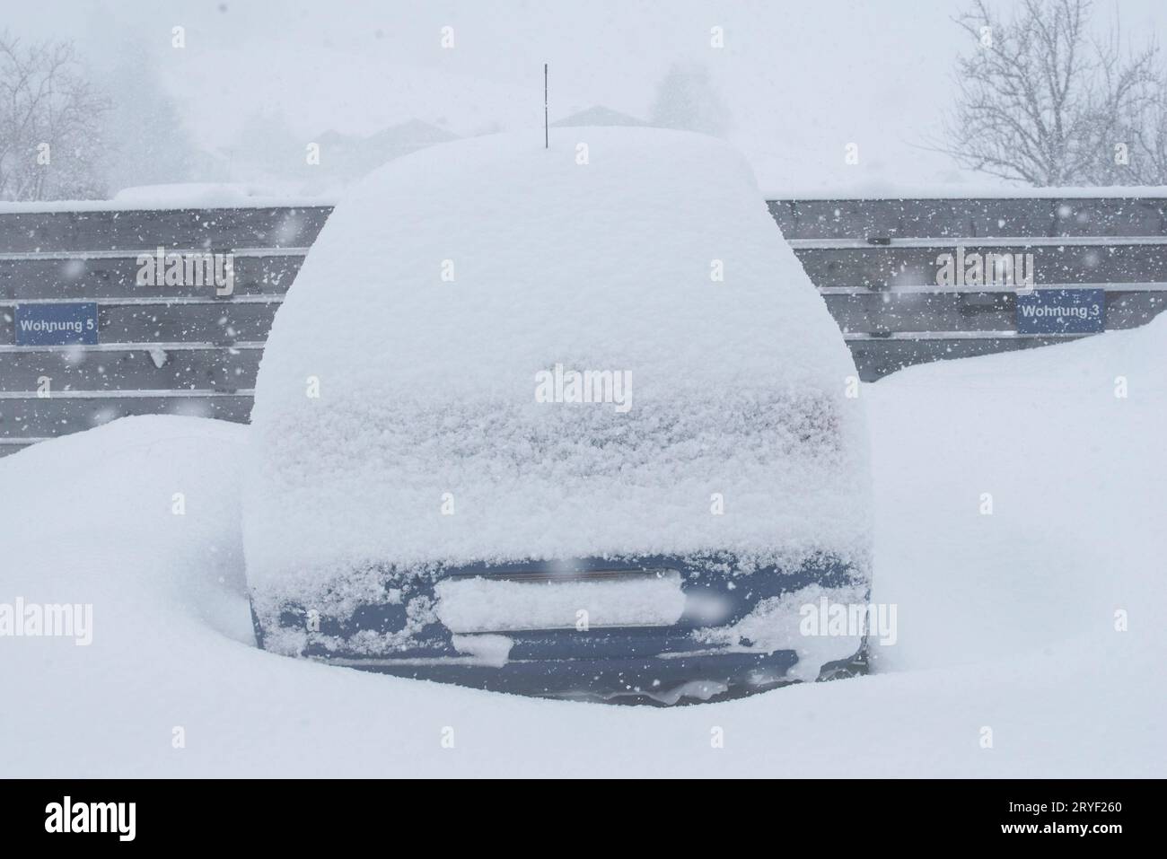 Voiture couverte de neige le jour de l'hiver Banque D'Images