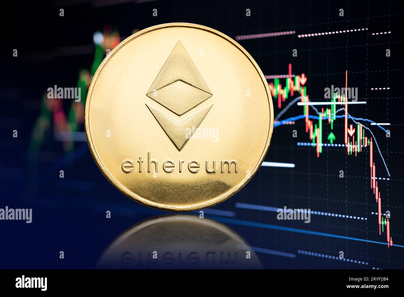 Pièce d'Ethereum et fond de tableau de stock avec prix en baisse. Crypto-monnaie Banque D'Images Pièce d'Ethereum et fond de tableau de stock avec prix en baisse. Crypto-monnaie Banque D'Images