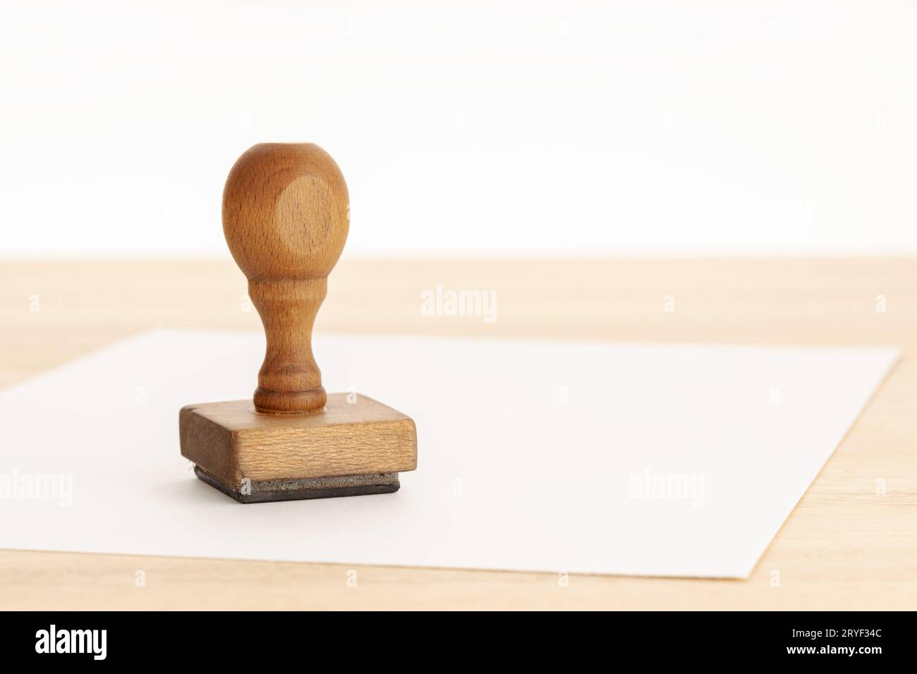 Timbre en caoutchouc vintage et papier vierge sur table en bois. Espace de copie Banque D'Images Timbre en caoutchouc vintage et papier vierge sur table en bois. Espace de copie Banque D'Images