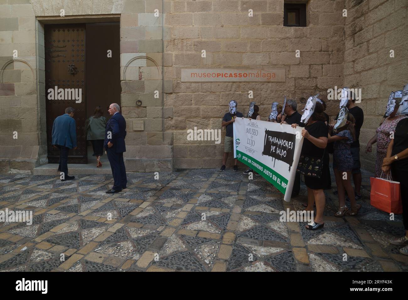 Malaga, Espagne. 30 septembre 2023. Bernard Ruiz Picasso (3-L), petit-fils de Pablo Ruiz Picasso et fondateur du musée Picasso de Malaga, est vu comme des manifestants manifestent devant le musée Picasso de Malaga. Des dizaines de travailleurs du Musée Picasso de Malaga poursuivent leurs protestations pour réclamer un accord de travail équitable afin d’améliorer leurs conditions de travail et leurs salaires actuels. Les ouvriers du musée appelleront à nouveau à des manifestations le 2 octobre pour coïncider avec l'ouverture de la nouvelle exposition de l'Echo de Picasso. Crédit : SOPA Images Limited/Alamy Live News Banque D'Images