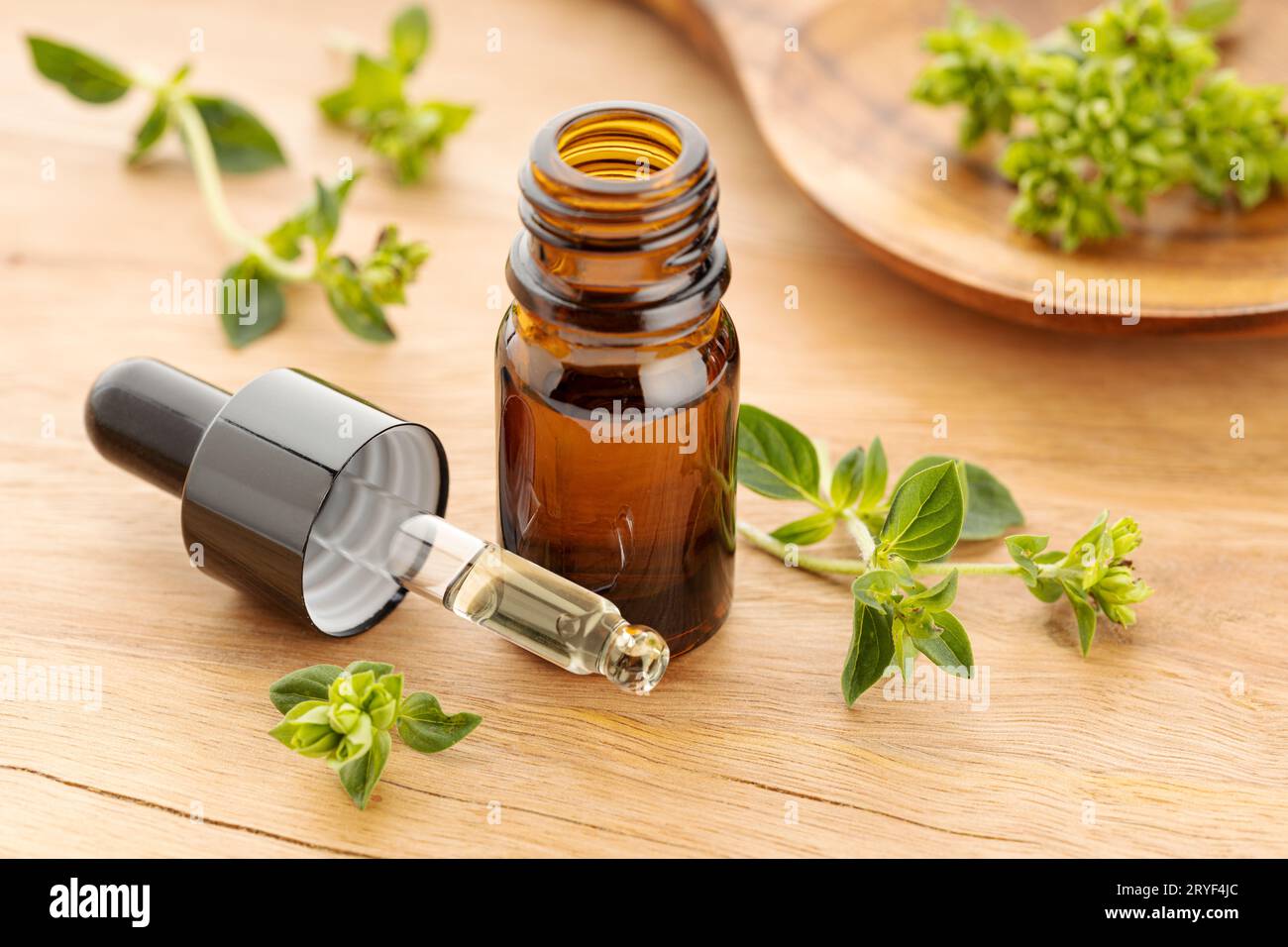 Huile essentielle d'origan et origan frais sur table en bois. Huile d'Origanum vulgare Banque D'Images