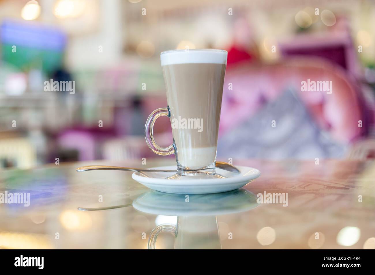 Café latte dans une tasse de verre au café Banque D'Images