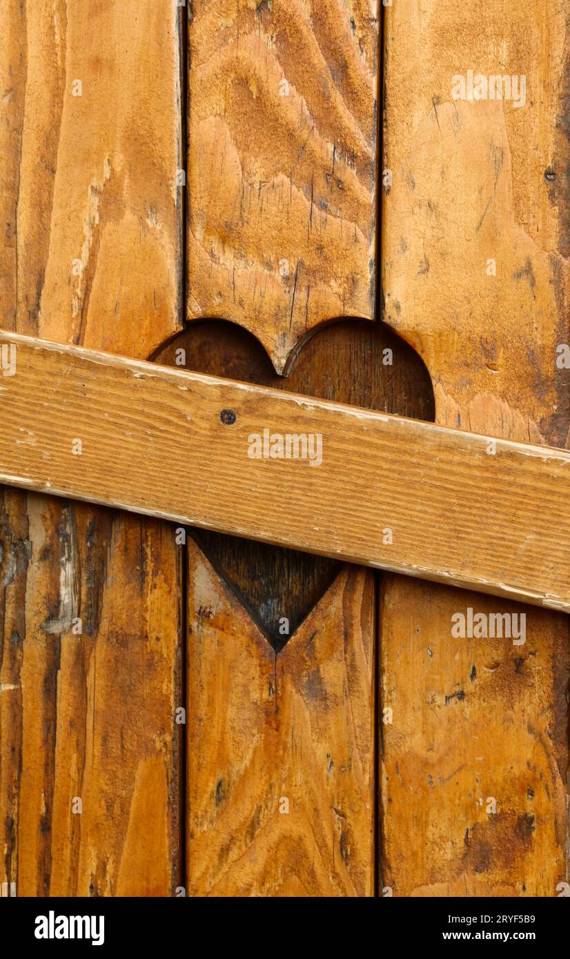 Volets de fenêtre en bois fermés avec forme de coeur Banque D'Images