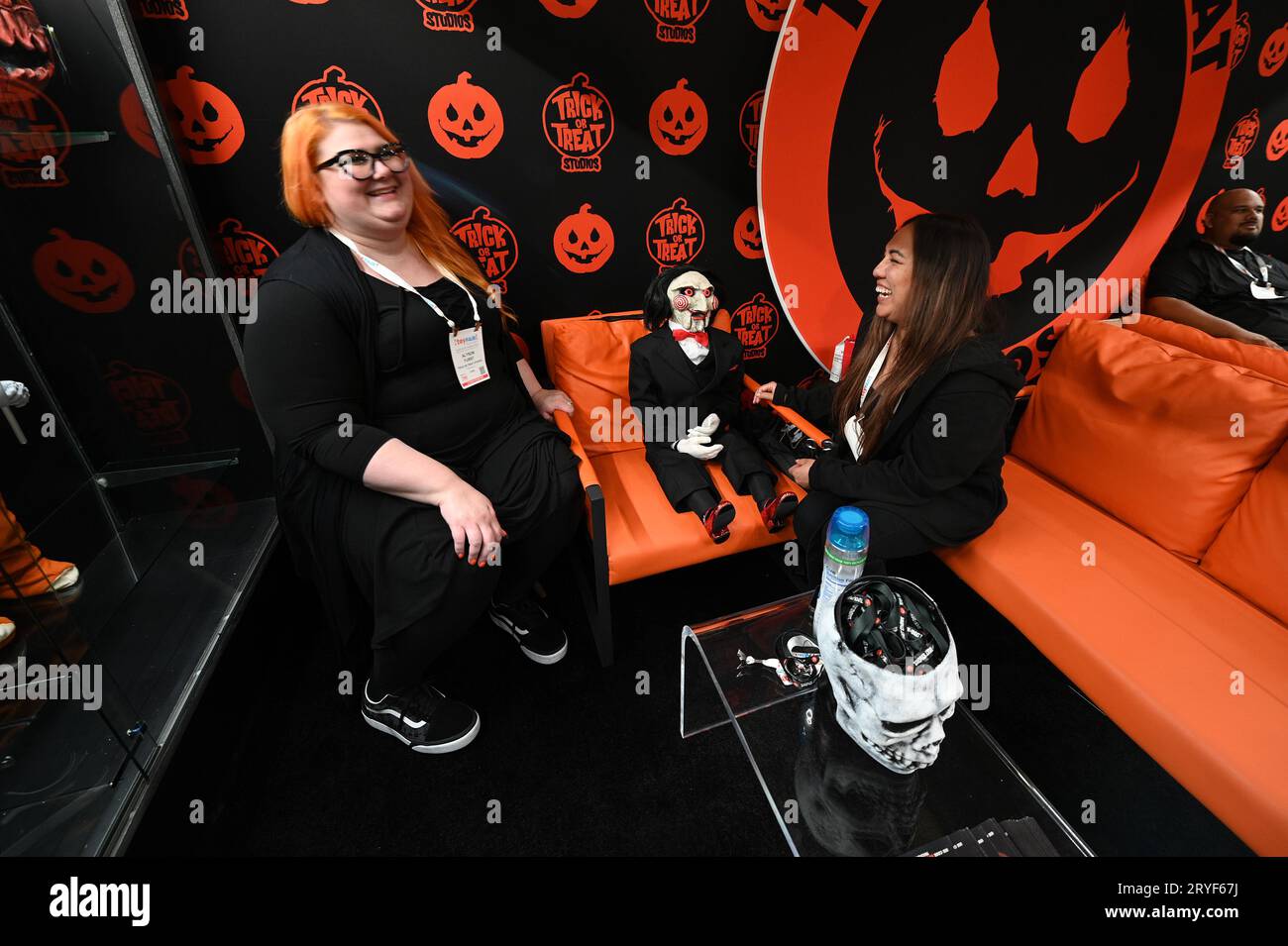 New York, États-Unis. 30 septembre 2023. Les membres de l'équipe Trick or Treat Studios s'assoient avec Billy the Puppet (franchise de films SAW) au Toy Fair 2023 au Jacob Javits Center, New York, NY, le 30 septembre 2023. (Photo Anthony Behar/Sipa USA) crédit : SIPA USA/Alamy Live News Banque D'Images