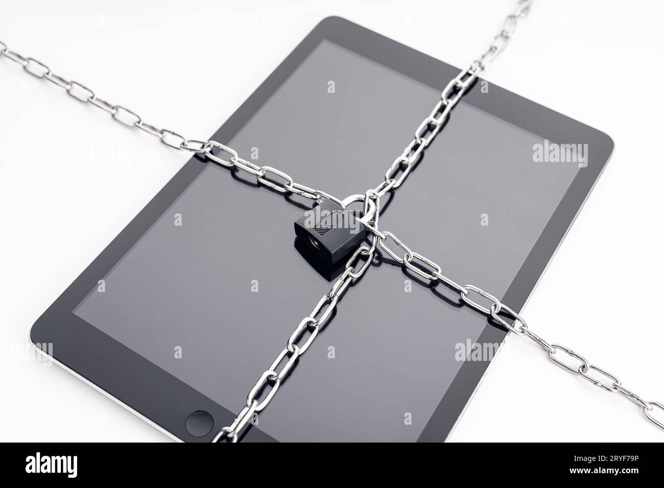 Sécurité sur tablette numérique. Chaîne et cadenas sur la tablette. Concept de cyber-sécurité sur les appareils numériques Banque D'Images