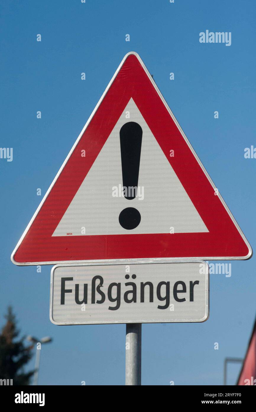 Attention, signalisation routière Banque D'Images