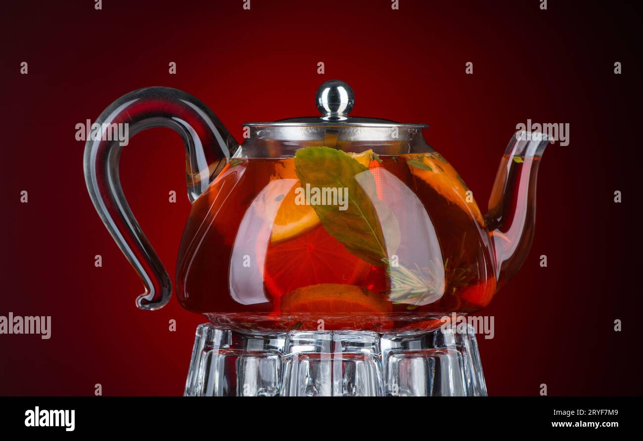 Thé à la menthe dans une théière transparente Banque D'Images