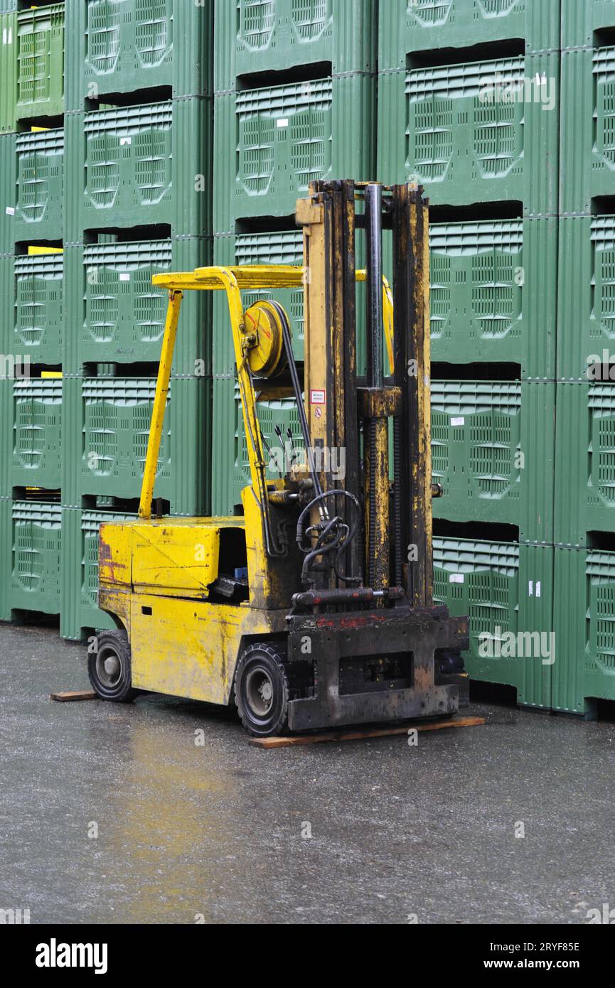 Chariot élévateur dans la logistique d'entrepôt Banque D'Images