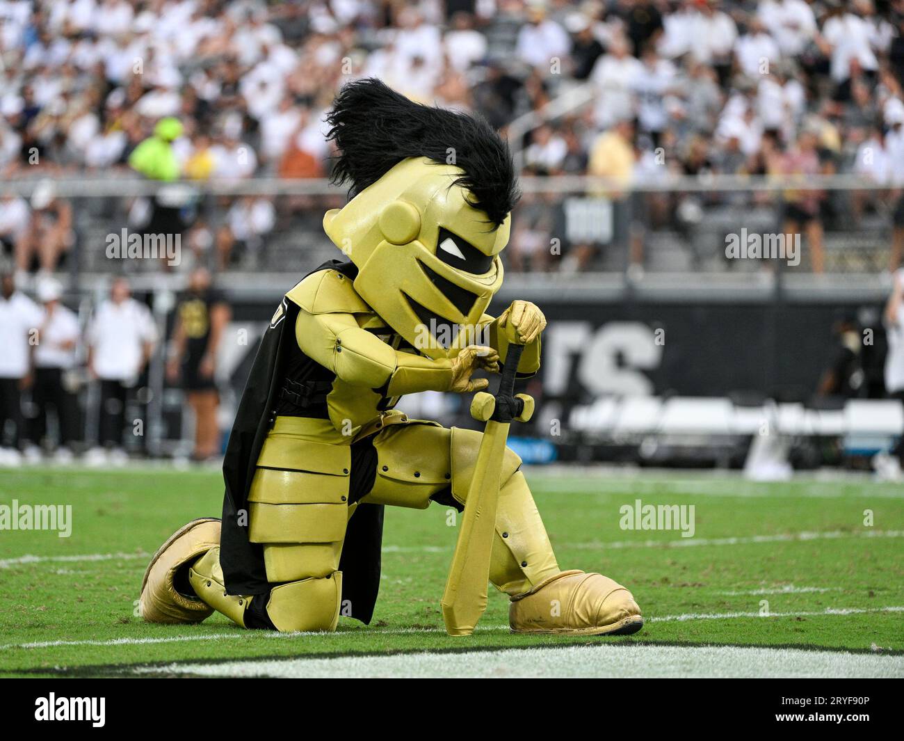 September 30, 2023: UCF Mascot Knightro during 2nd half NCAA football game between Baylor Bears and the UCF Knights. Baylor defeated UCF 36-35 at FBC Mortgage Stadium in Orlando, FL. Romeo T Guzman/CSM(Credit Image: © Romeo Guzman/Cal Sport Media) (Cal Sport Media via AP Images) Banque D'Images