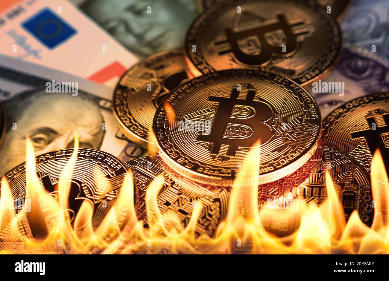 Bitcoin et papier-monnaie dans les flammes du feu Banque D'Images