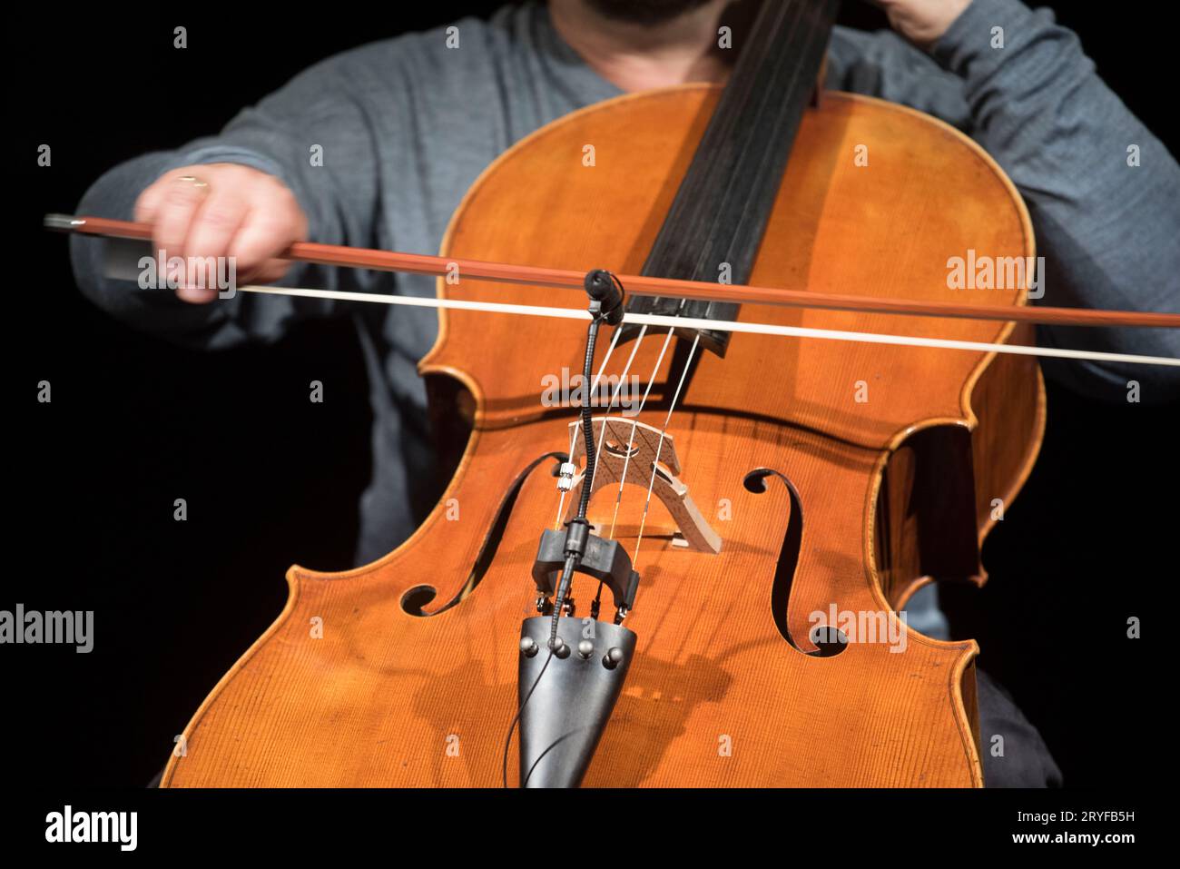Violoncelle ou violoncelle, instrument à cordes joué avec un arc Banque D'Images