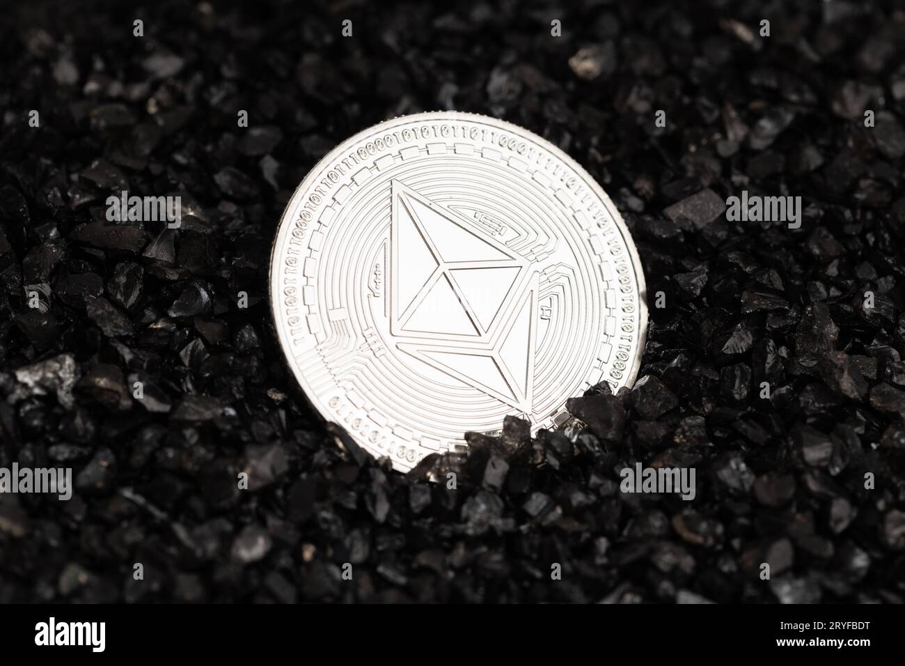 Pièce d'Ethereum sur fond de gravier noir.Monnaie de la chaîne de blocs de crypto-monnaie Banque D'Images