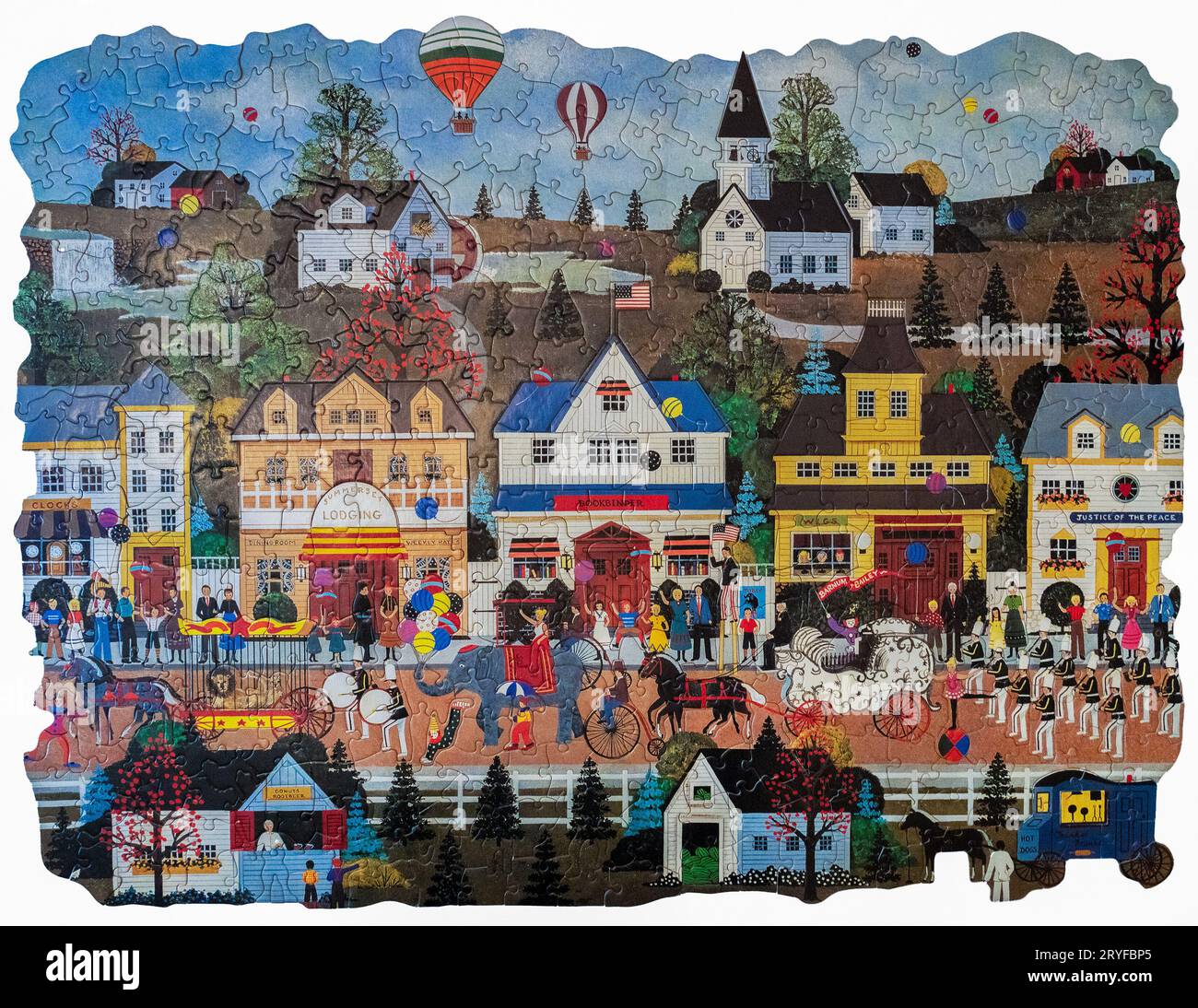 Puzzle terminé d'un défilé de cirque avec une bande de marche descendant la rue principale dans une petite ville Banque D'Images